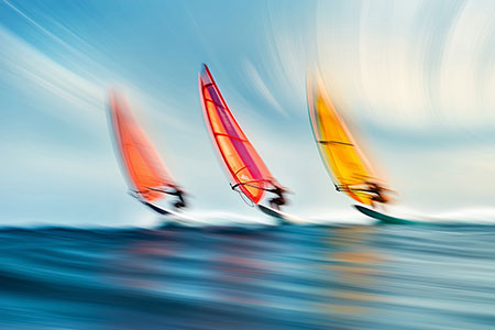 Dynamische Surfer im Stil einer kreativen Fotografie, modernes Wandbild auf Leinwand, als Acrylglasbild, auf Alu-Dibond oder als Poster