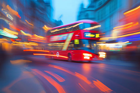 Roter Bus in London - London Impression im Stil einer kreativen Fotografie auf Leinwand, Acrylglas, Alu-Dibond oder als Poster