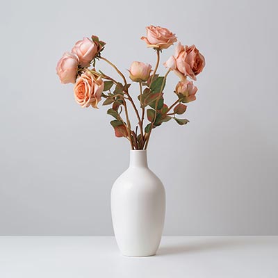 Rosen in einer Blumenvase im Fotostil, modernes Interieur, hochwertiger Kunstdruck auf Leinwand, Acrylglas, Alu-Dibond, als Poster oder auch Akustikbild.