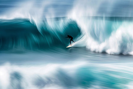 Verschwommener Surfer - Ein Surfer im Stil einer modernen kunstvollen Fotografie auf Leinwand, Acrylglas, Alu-Dibond oder als Poster